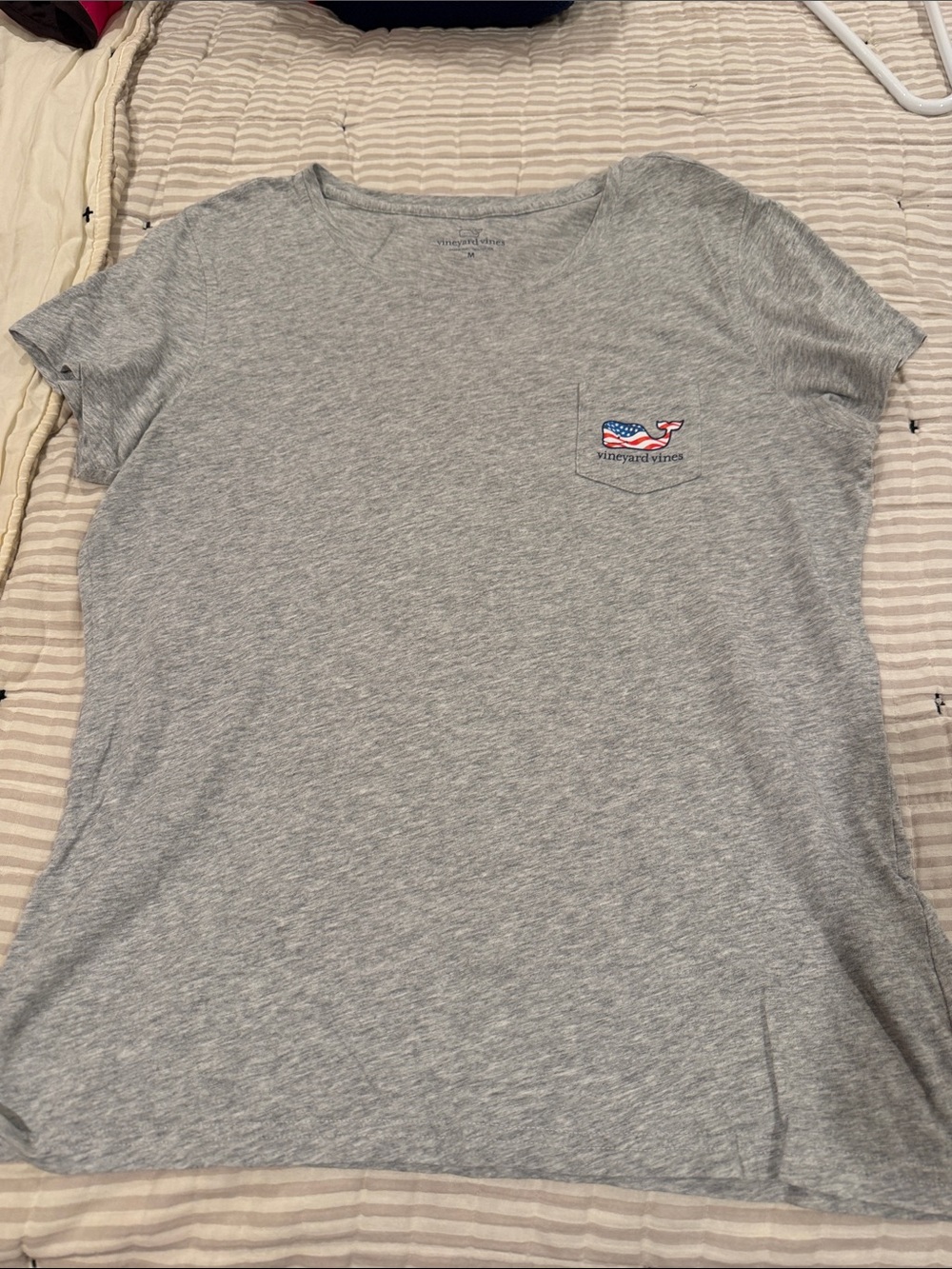 Vineyard Vines Women's Heather Gray Short-Sleeve Tee with Flag Whale Pocket